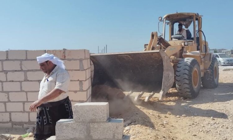 تواصل أعمال إزالة الاعتداءات على الشوارع لليوم الثالث على التوالي في مديرية الغيضة بالمهرة