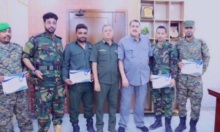 مدير أمن عدن يكرم عدد من افراد شرطة الشيخ عثمان ويشيد بعملهم الامني.