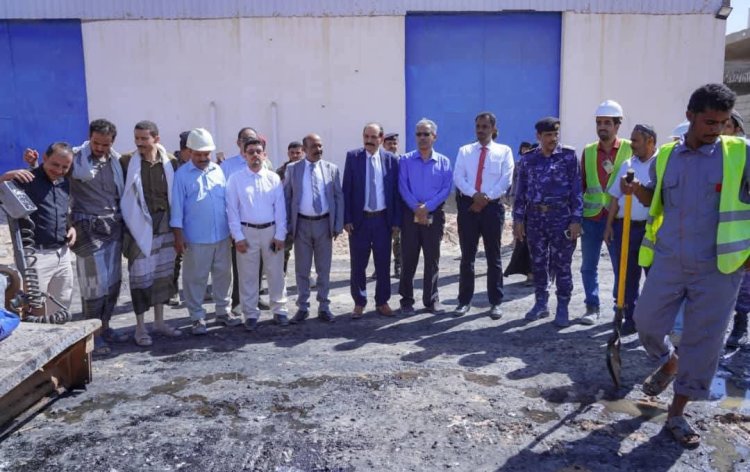 رئيس تنفيذية انتقالي شبوة يشارك في تدشين المرحلة الثانية من أعمال سفلتة توسعة شارع الشهيد سالم قطن بمدينة عتق