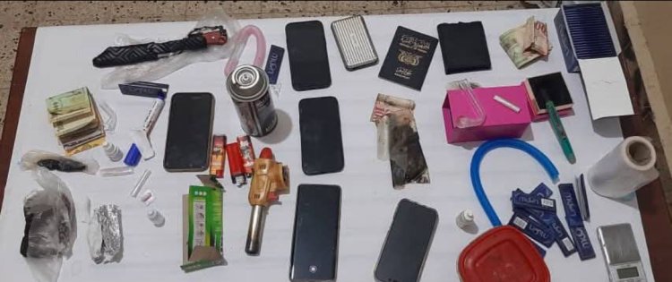 مكافحة المخدرات بساحل حضرموت تداهم أحد الفنادق وعزبة شبابية بالمكلا وتضبط عصابة لترويج الحشيش والشبو