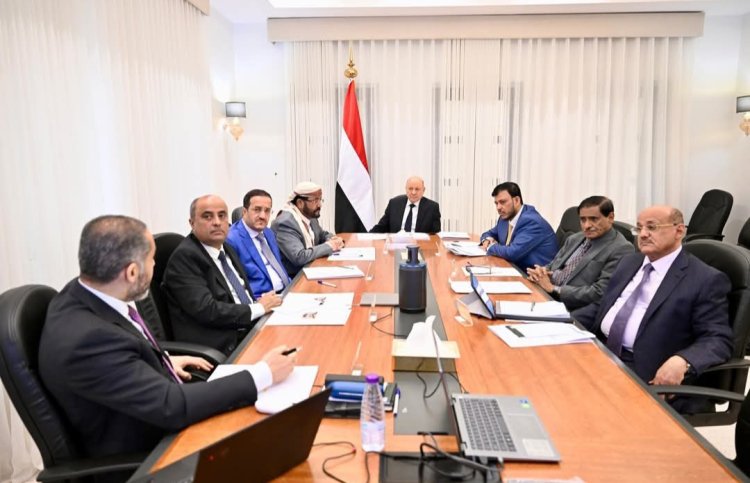 مجلس القيادة الرئاسي يجتمع برئيس مجلس الوزراء ويواصل مناقشة الأوضاع الاقتصادية والخدمية