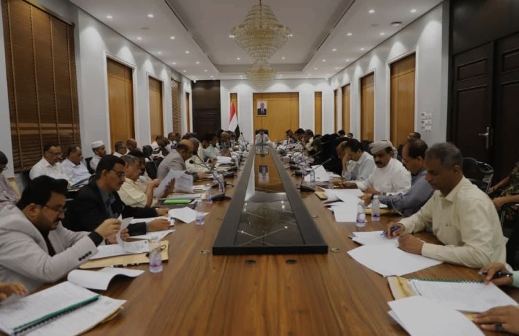 المكتب التنفيذي بحضرموت يناشد مجلس القيادة الرئاسي بحلول عاجلة لأزمة الكهرباء ويشدد على العمل بروح الفريق لخدمة المواطنين