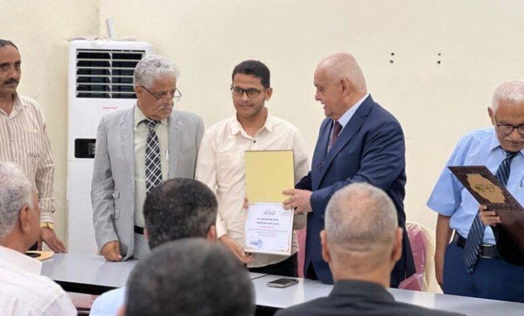 بمناسبة عيد العمال…وزير الخدمة المدنية والتأمينات يكرم عدد من موظفي الوزارة والمؤسسات والهيئات التابعة للوزارة