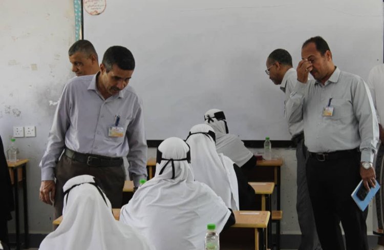 وفد اللجنة الإشرافية الفرعية للاختبارات بمكتب الوزارة بالمحافظة يطلع على سير العملية الاختبارية لشهادة الثانوية العامة بقسميها العلمي والأدبي بمديرية غيل باوزير