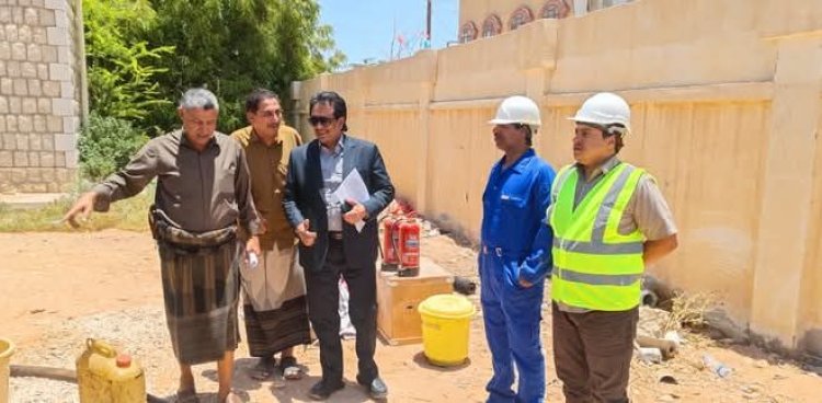 مسؤول محلي بشبوة يتفقد سير العمل في مؤسسة المياه بعتق