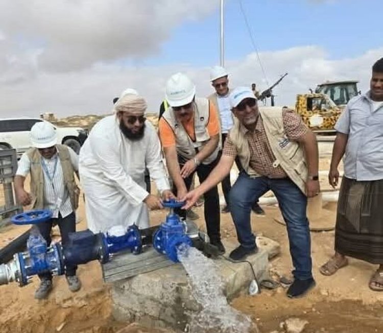 مدير عام حصوين وممثل “UNOPS” يدشنان مشروع الضخ الشمسي لآبار مياه حقل فيشع بتمويل من البنك الدولي