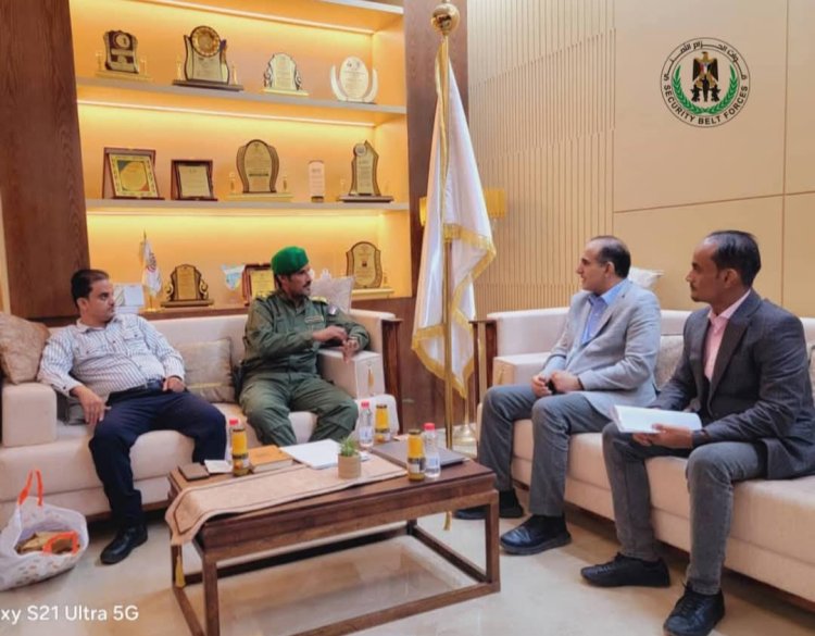 وزير الصحة واركان الحزام الأمني يبحثان استراتيجية وطنية عاجلة لمكافحة تهريب وصرف العقاقير المؤثرة عقلياً