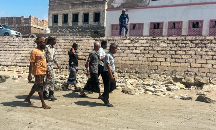 المدير العام لمديرية الشحر يتفقد سير العمل في اعادة تأهيل الجدار البحري لمدينة الحامي