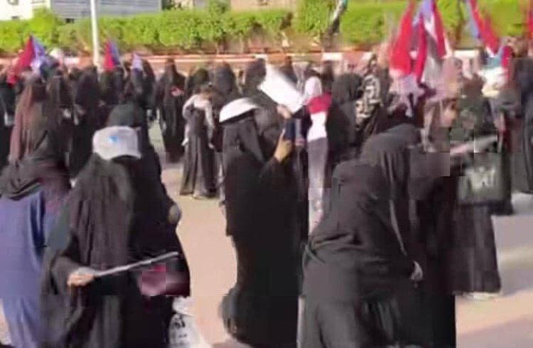 تظاهرة نسوية حاشدة في العاصمة عدن للمطالبة بتحسين الخدمات.