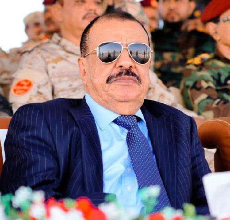 اللواء بن بريك يوجه تحية إجلال للمرأة الجنوبية ويشيد بنضالها السلمي في عدن.