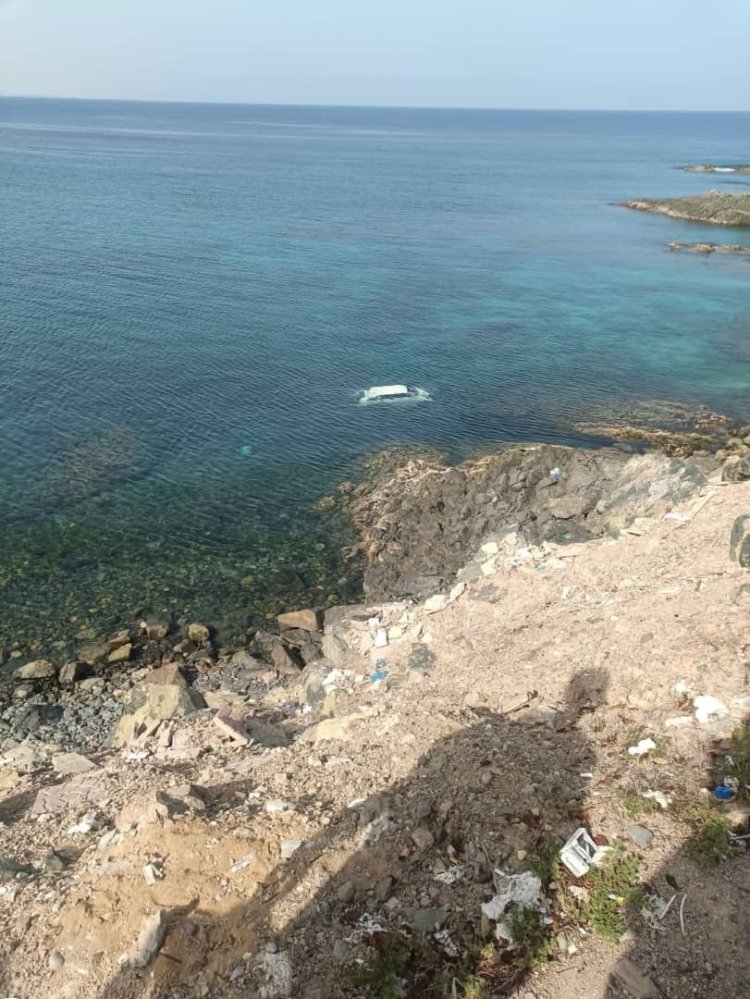 انقلاب مركبة في بحر المكلا يسفر عن وفاة وإنقاذ آخر