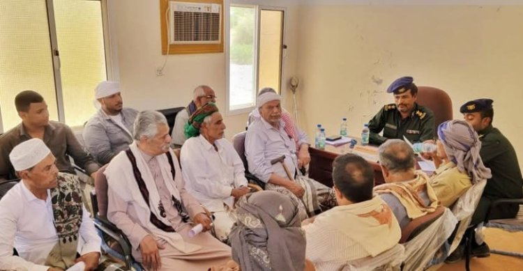 إدارة أمن حورة ووادي العين تعقد اجتماعًا مع المشائخ والاعيان وعقال الحارات لتعزيز مستوى التنسيق الأمني لتثبيت دعائم الامن والاستقرار.