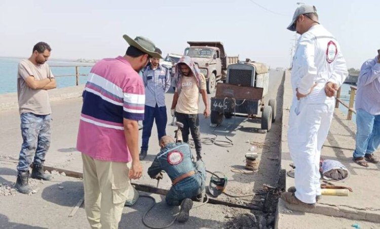 أعمال صيانة للحدود الفاصلة في جسر البريقة بالعاصمة عدن