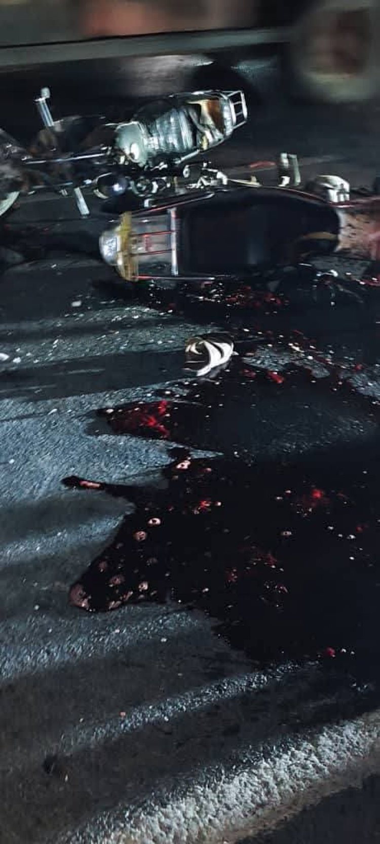 حادث مروع لدراجتين ناريتين في المكلا يتسبب في وفاة شخص وإصابة اثنين آخرين