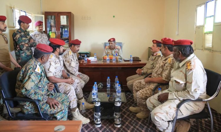 قائد المنطقة العسكرية الثانية يطلع على الجاهزية القتالية للواء "شبام" بدوعن