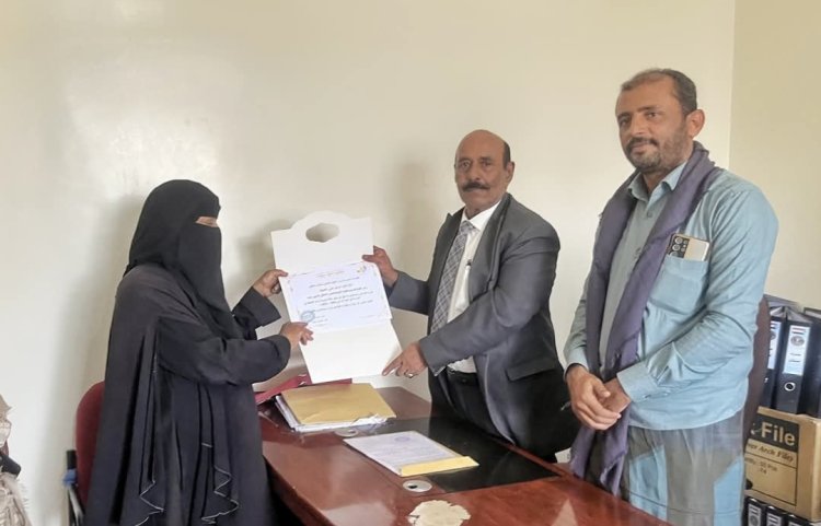 مديرة مدرسة أروى تكرم رئيس تنفيذية انتقالي شبوة