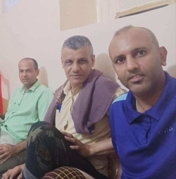 مدير عام مديرية غيل باوزير يزور الحكم الدولي أحمد مسهور للاطمئنان على صحته