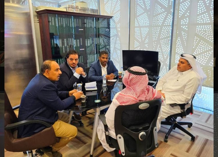 محافظ حضرموت ووزير الكهرباء يناقشان مع البرنامج السعودي مشاريع استراتيجية للكهرباء والتعليم العالي