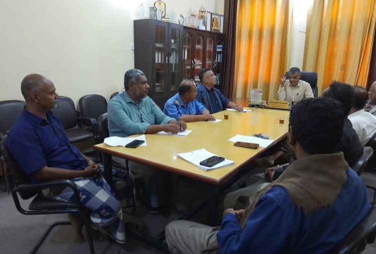 المدير العام لمديرية غيل باوزير يرأس اجتماعاً بالمرافق الإيرادية لتقييم الأداء ومناقشة خطة التحصيل للفصل الثاني