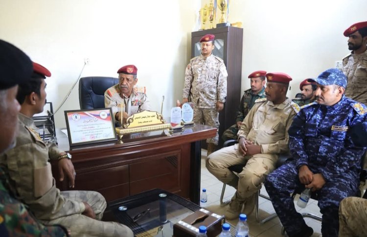 قائد المنطقة العسكرية الثانية يواصل جولاته التفقدية ويشيد بدور اللواء الثاني دفاع ساحلي ومعسكر يبعث