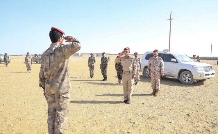 قائد المنطقة العسكرية الثانية يواصل جولاته التفقدية ويشيد بدور اللواء الثاني دفاع ساحلي ومعسكر يبعث
