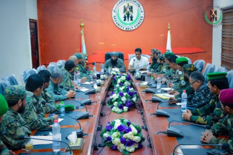 قائد الحزام الأمني يناقش سبل تعزيز دور العلاقات العامة