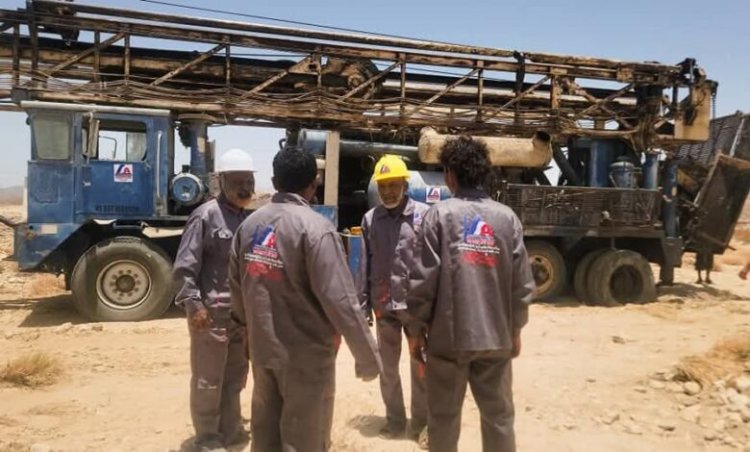 الوكيل الخليفي يدشن حفر بئر ارتوازية في قرى خليفة بمديرية عتق