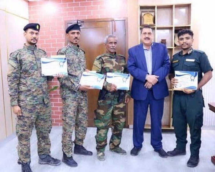 العاصمة عدن.. اللواء الشعيبي يكرم مدير وأفراد الشرطة بالممدارة