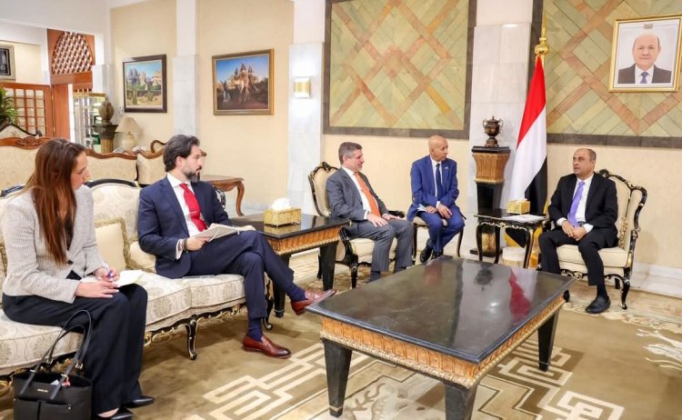 رئيس الوزراء يناقش مع السفير الأمريكي العلاقات الثنائية والقضايا ذات الاهتمام المشترك