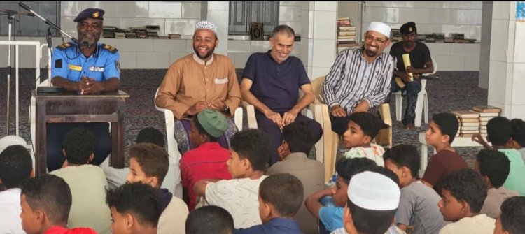 مدير شرطة السير بالشحر يلقي محاضرة توعوية حول السلامة المرورية