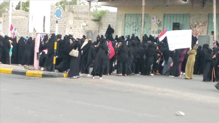 أبين تشهد وقفة احتجاجية نسائية حاشدة تطالب بتحسين الخدمات ووقف الجبايات