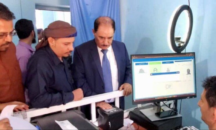 محافظ الضالع يزور إدارة الأحوال المدنية ويوجه بتعزيز الأداء وتسهيل معاملات المواطنين