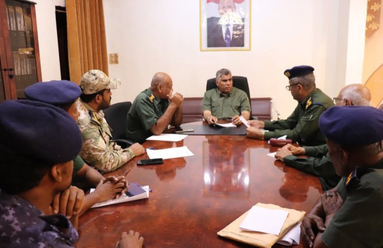 العميد المنهالي يعقد اجتماعًا باللجنتين الأمنية الداخلية والخارجية ويستمع إلى تقارير النزولات الميدانية للإدارات والمديريات