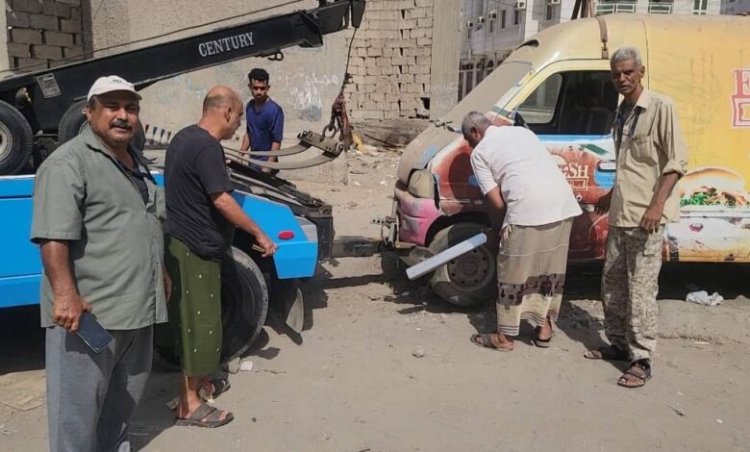 استمرار حملة رفع السيارات المتهالكة في مديرية المنصورة