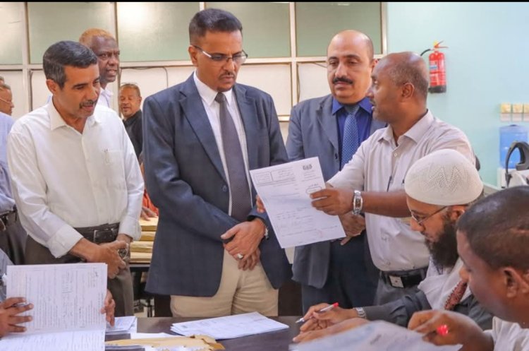 الأمين لمحلي حضرموت يطلع على جهود الكوادر التربوية بكنترول إقليم حضرموت ويطلع على  عملية تصحيح دفاتر  الإجابات لأختبارات شهادة الثانوية العامة للعام الدراسي 2024 – 2025م