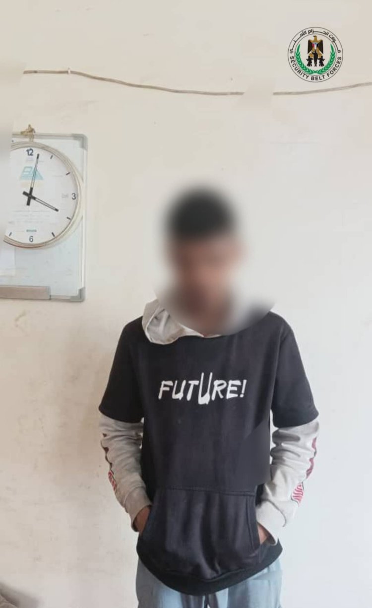 قوات الحزام الأمني تضبط مروّج مخدرات في خور مكسر في العاصمة عدن