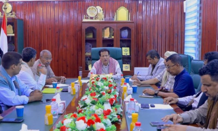 محافظ المهرة يترأس اجتماعاً استثنائياً لمناقشة أزمة الكهرباء في المحافظة ويقر عدد من المعالجات