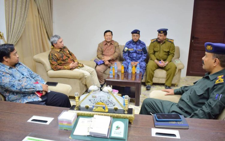 نائب مدير أمن وشرطة وادي حضرموت يستقبل القنصل الإندونيسي لبحث قضية السجين الاندنوسي والاطلاع عن احواله