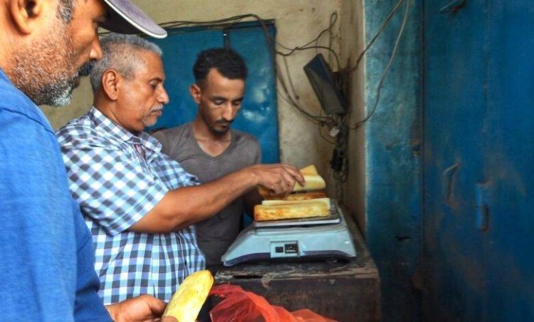 مكتب الصناعة بالعاصمة عدن يكثف حملاته الرقابية على المخابز والمحلات التجارية