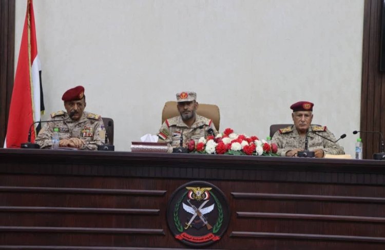 رئيس هيئة الأركان يعقد اجتماعاً عسكرياً موسعاً في عدن