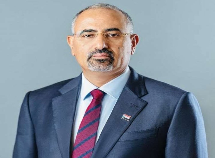 الرئيس الزُبيدي يعزي اللواء صالح الجعيملاني والوكيل خالد الجعيملاني بوفاة والدتهما