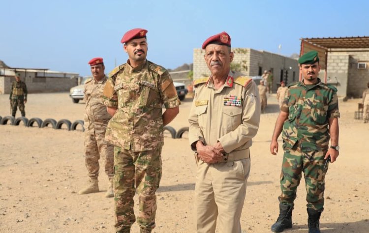 قائد المنطقة العسكرية الثانية يزور معسكر الحمراء ويشيد بجاهزيته القتالية