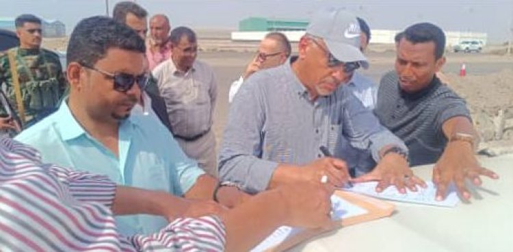 معاون يشرف على تسليم موقع مشروع البنية التحتية للصرف الصحي (خط الكراع – محطة المعالجة في العريش)