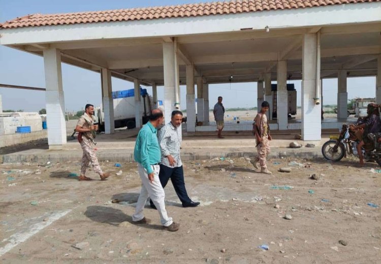 رئيس تنفيذية انتقالي أبين يتفقد مركز الإنزال السمكي في منطقة الشيخ عبدالله بزنجبار