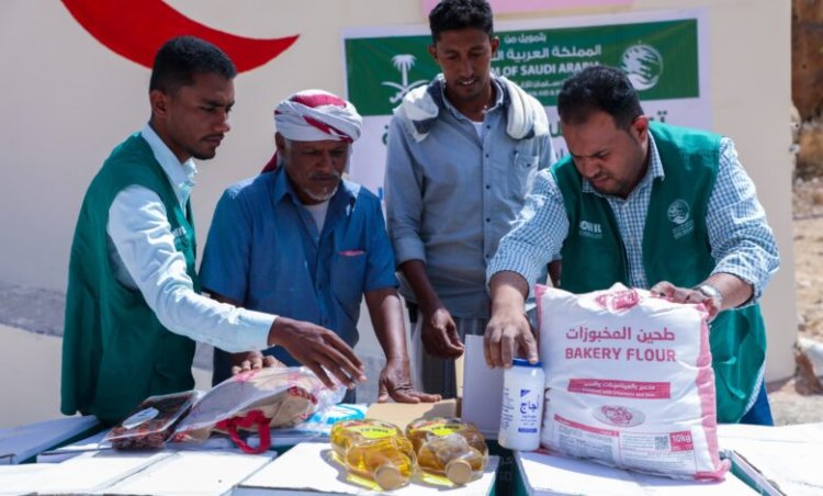 مركز الملك سلمان للإغاثة والأعمال الانسانية يوزع مساعدات غذائية طارئة بمديرية غيل باوزير