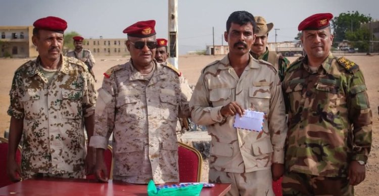 قائد لواء الريان بالمنطقة العسكرية الثانية يكرم المبرزين في رماية الأسلحة المتوسطة والخفيفة تقديراً لتميزهم.