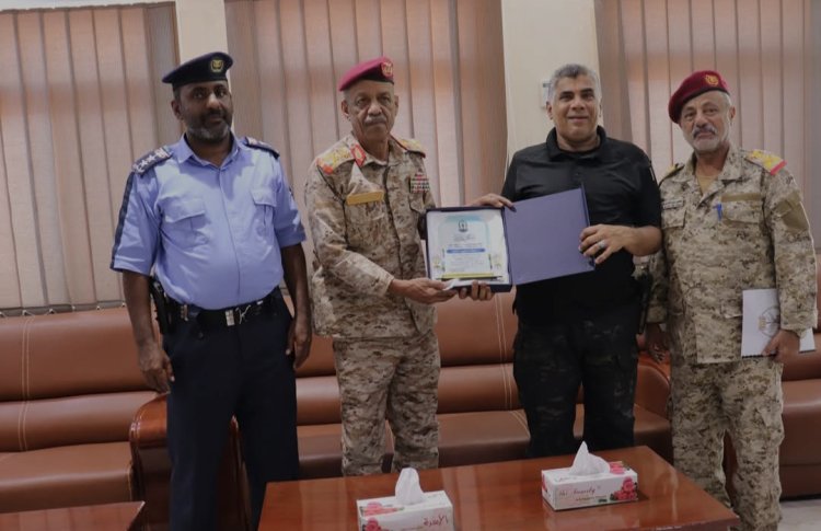 العميد المنهالي يكرم قائد المنطقة العسكرية الثانية لدعمه في إنجاح فعاليات أسبوع المرور العربي بساحل حضرموت