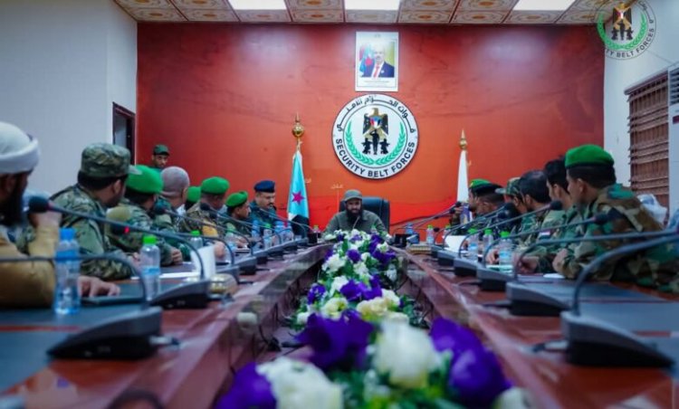 العميد الوالي يترأس اجتماعًا موسعًا بقيادة الموارد البشرية ومدراء الإدارات في الأحزمة ويكرمهم لدورهم المتميز