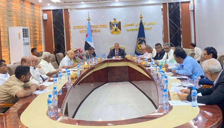 مجلس المستشارين يناقش التحديات الخدمية ويؤكد دعمه لقرارات القيادة العليا للمجلس الانتقالي