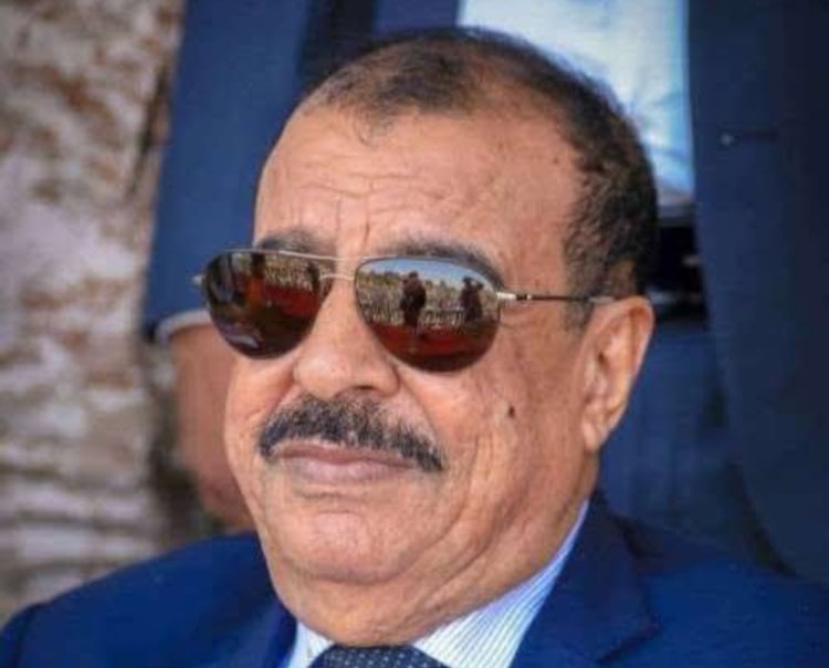 اللواء بن بريك يعزّي أولاد مقبل الصماتي بوفاة والدتهم